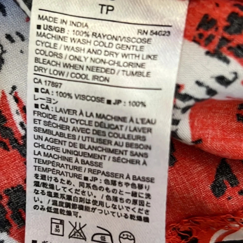 Banana Republic Shorts Romper Faux Wrap Red and Black Floral - Picture 9 of 9